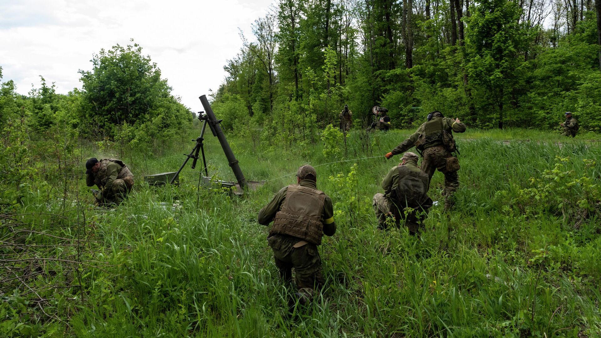 Украинские военные ведут огонь из миномета - РИА Новости, 1920, 16.08.2022