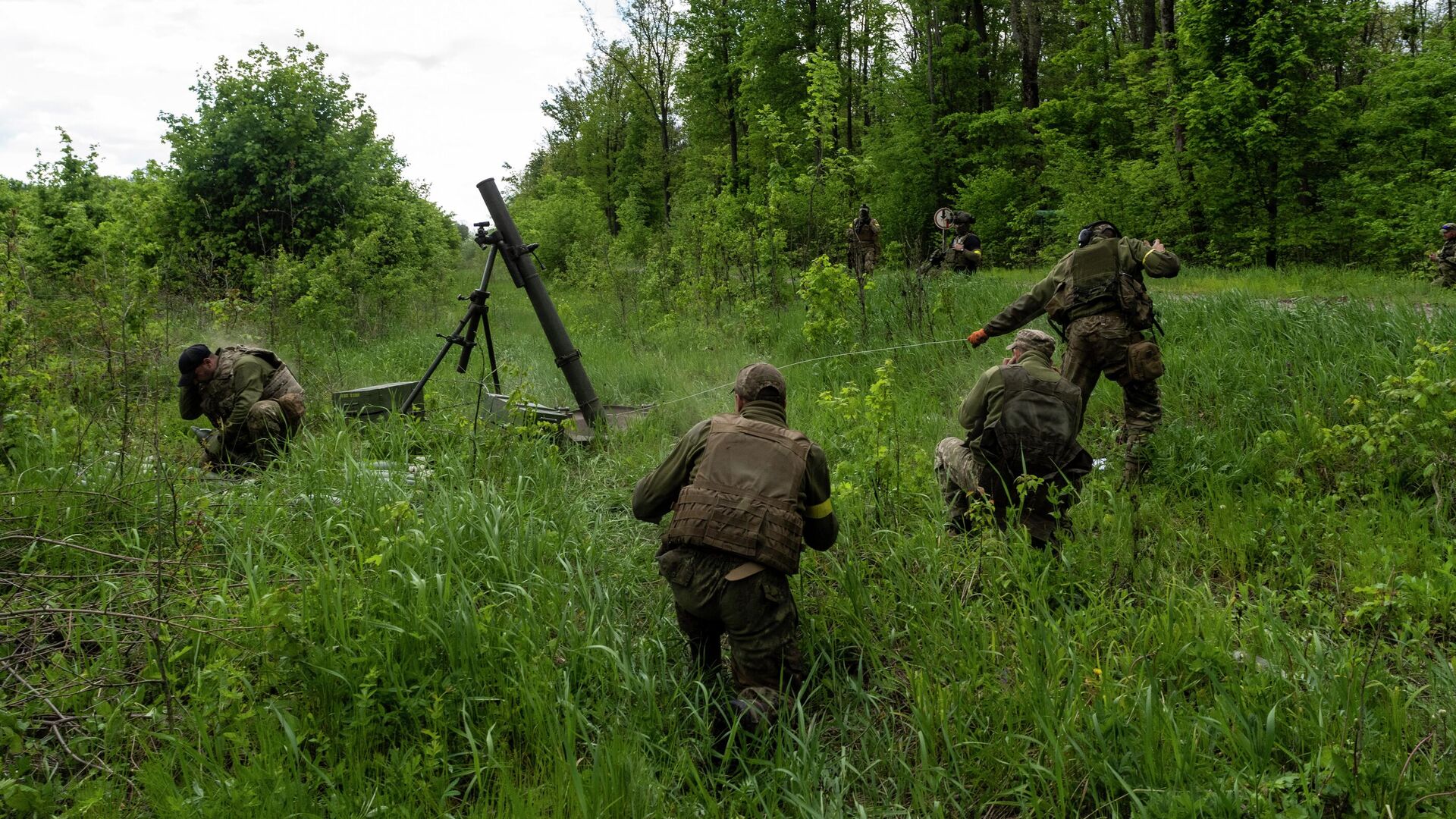 Украинские военные ведут огонь из миномета - РИА Новости, 1920, 27.06.2022