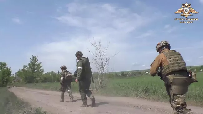 Военнослужащие Народной милиции ДНР в районе Авдеевки. Кадр видео
