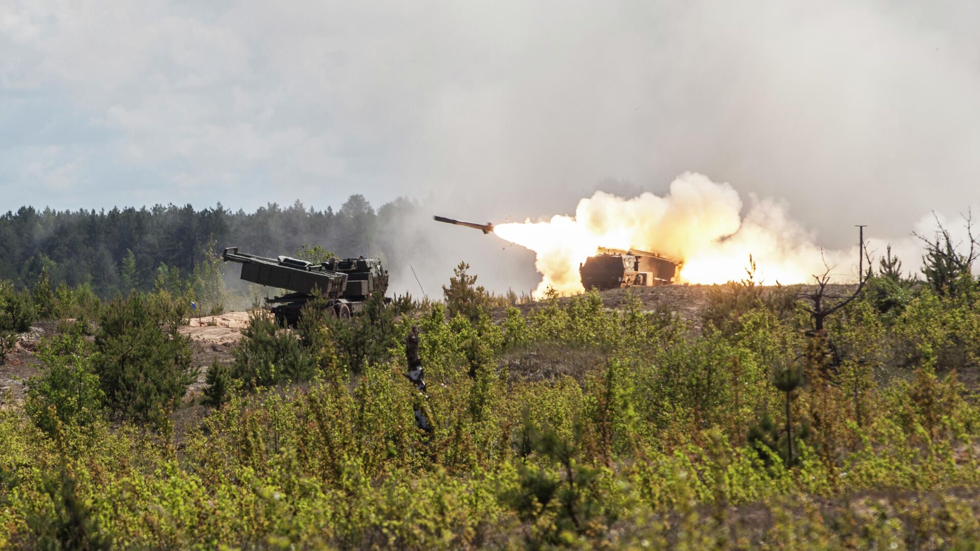 Американские высокомобильные ракетно-артиллерийские системы HIMARS - РИА Новости, 1920, 02.06.2022