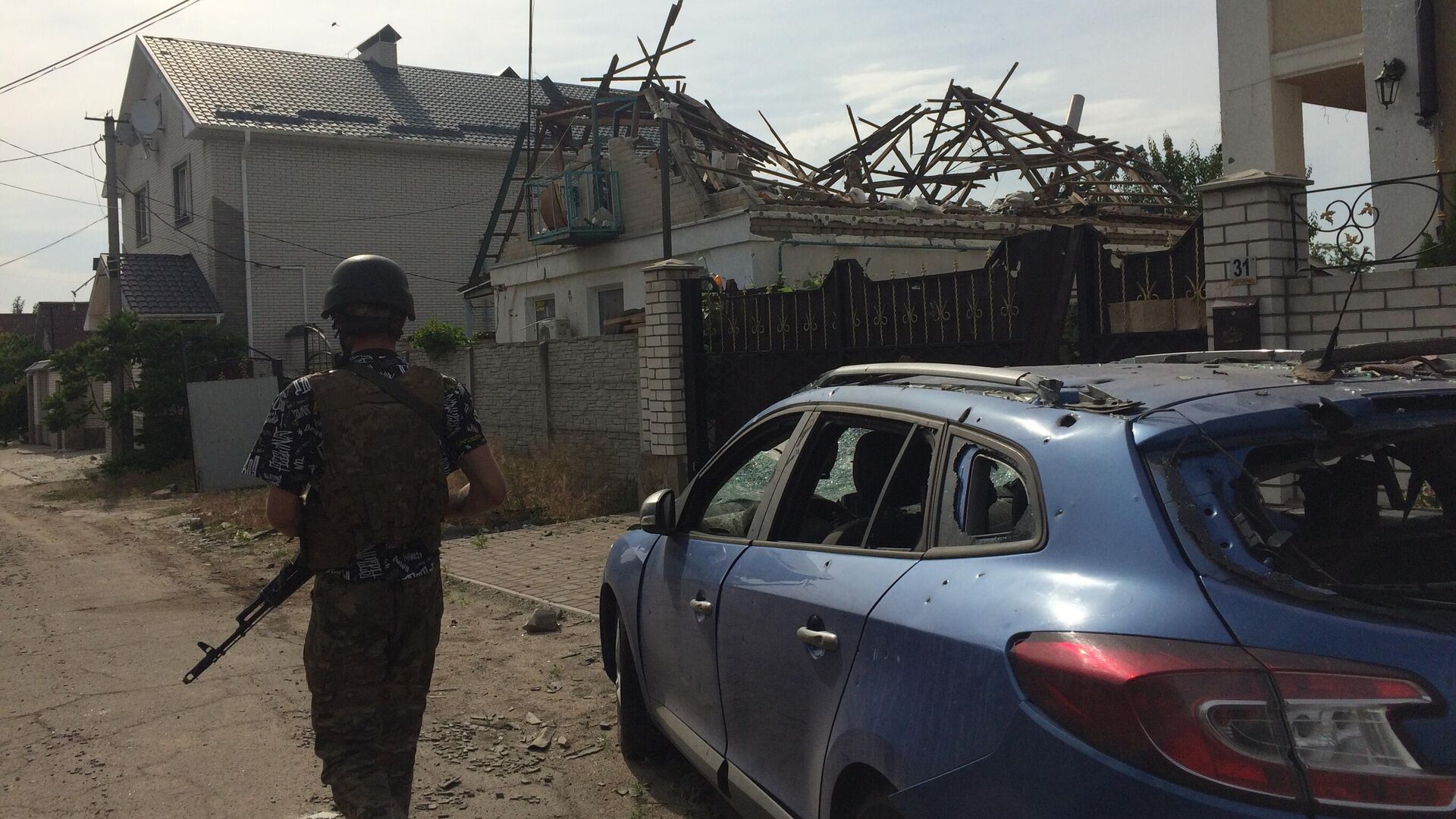 Боец ЛНР патрулирует улицу - РИА Новости, 1920, 07.06.2022