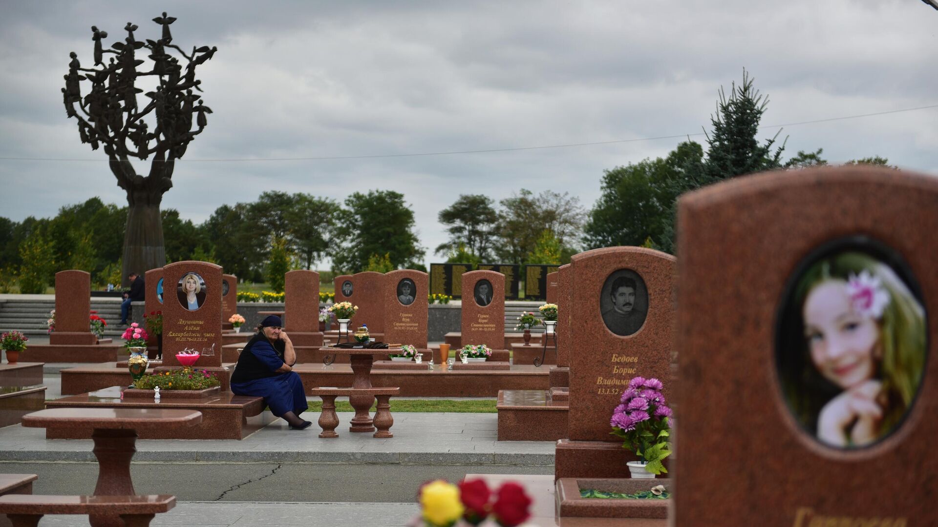 Женщина на мемориальном кладбище Город ангелов в Беслане, где похоронены погибшие во время террористического акта в сентябре 2004 года. - РИА Новости, 1920, 01.09.2023