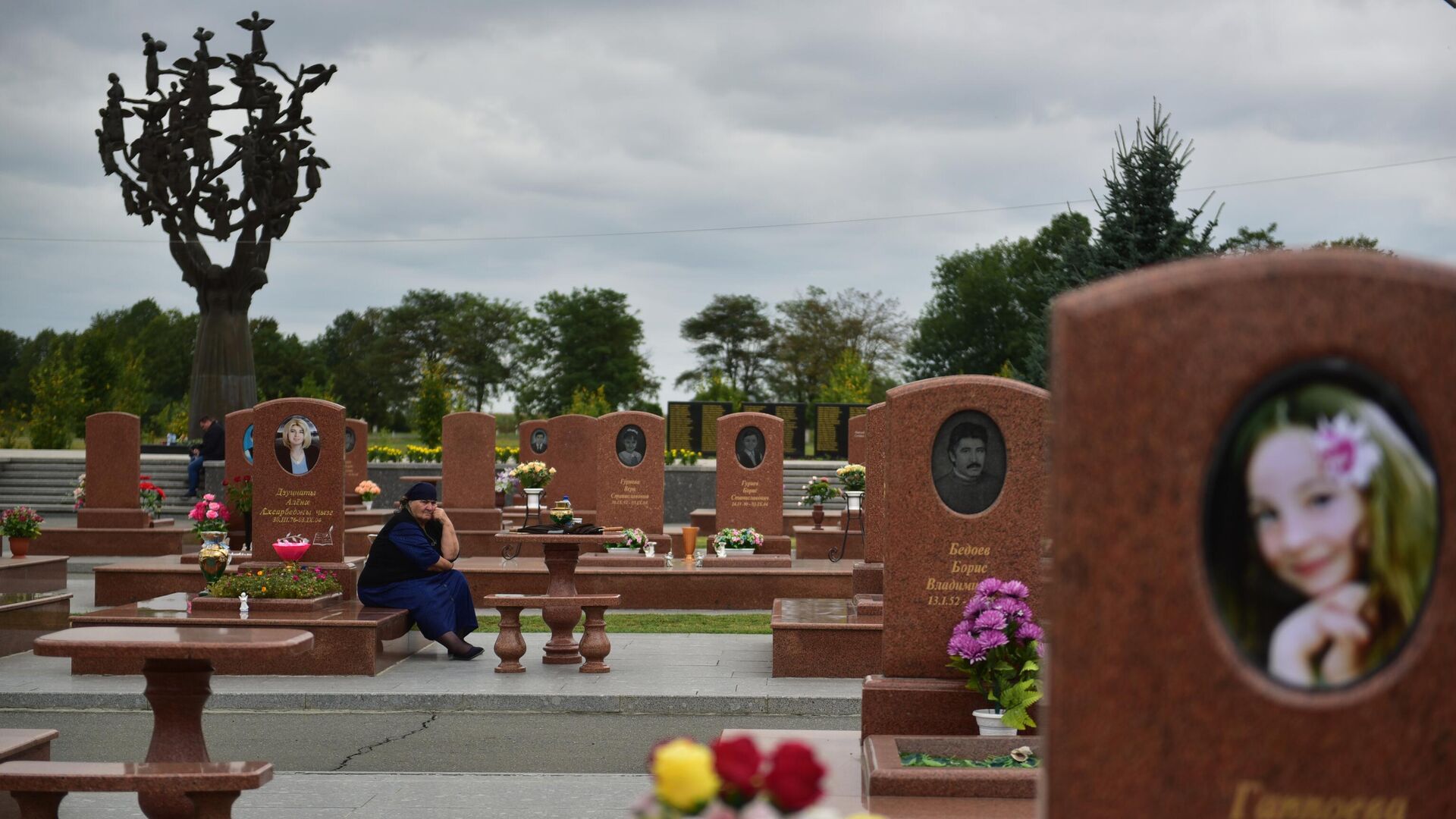 Женщина на мемориальном кладбище Город ангелов в Беслане, где похоронены погибшие во время террористического акта в сентябре 2004 года. - РИА Новости, 1920, 01.09.2023