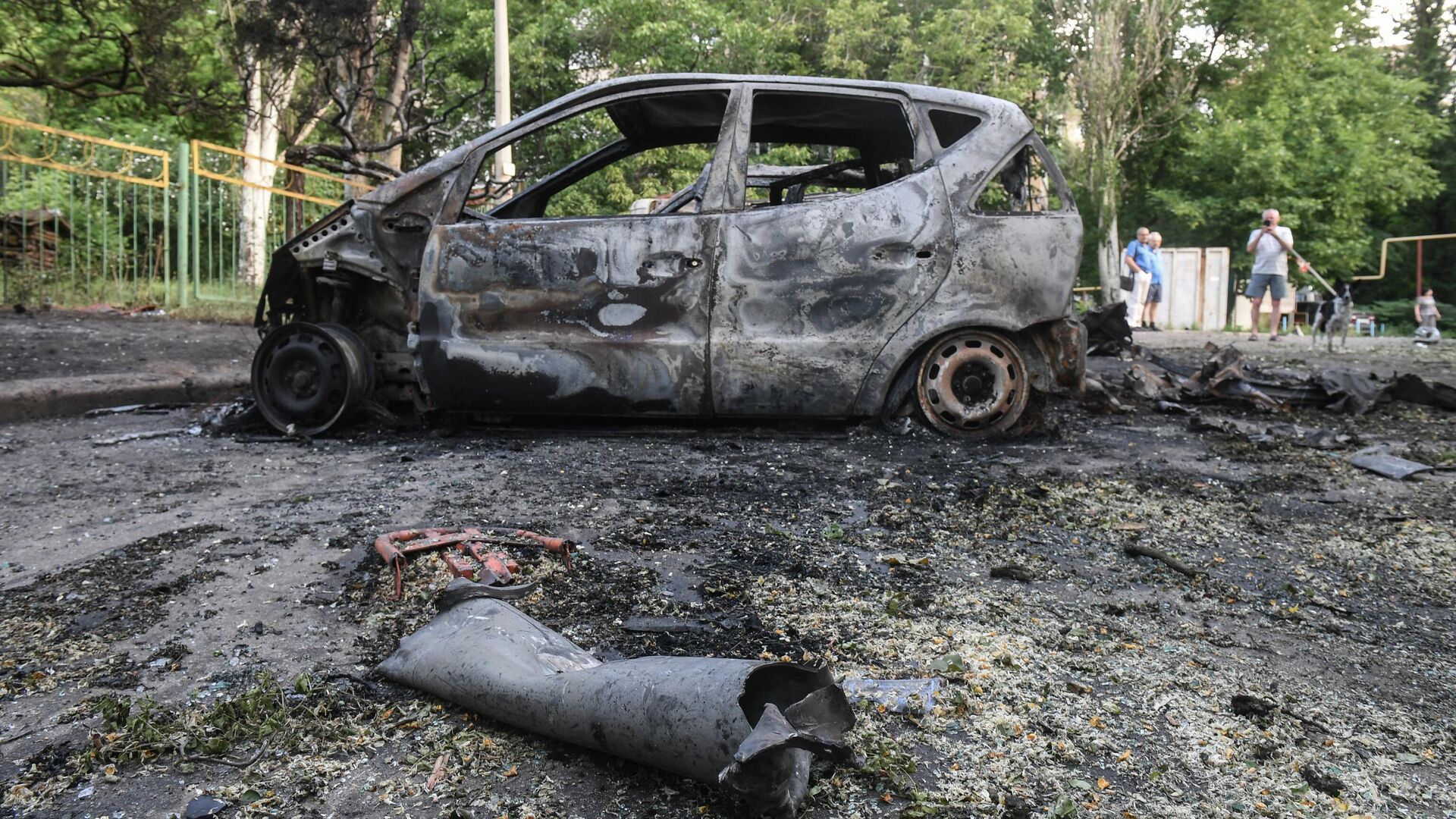 Сгоревший автомобиль после обстрелов украинскими войсками в Петровском районе Донецка. Архивное фото - РИА Новости, 1920, 05.06.2024