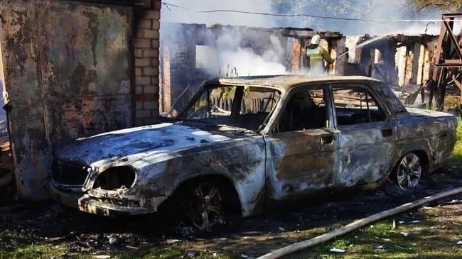 Сгоревший автомобиль в поселке Теткино Курской области в результате утреннего обстрела со стороны украинских военных