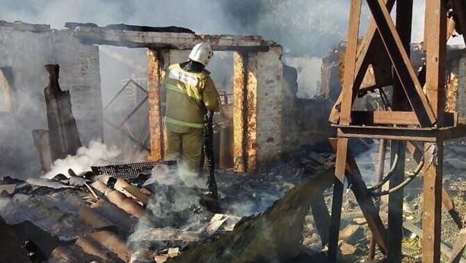Сотрудник МЧС РФ у разрушенного жилого дома в Курской области в результате обстрела со стороны украинских военных - РИА Новости, 1920, 27.04.2023