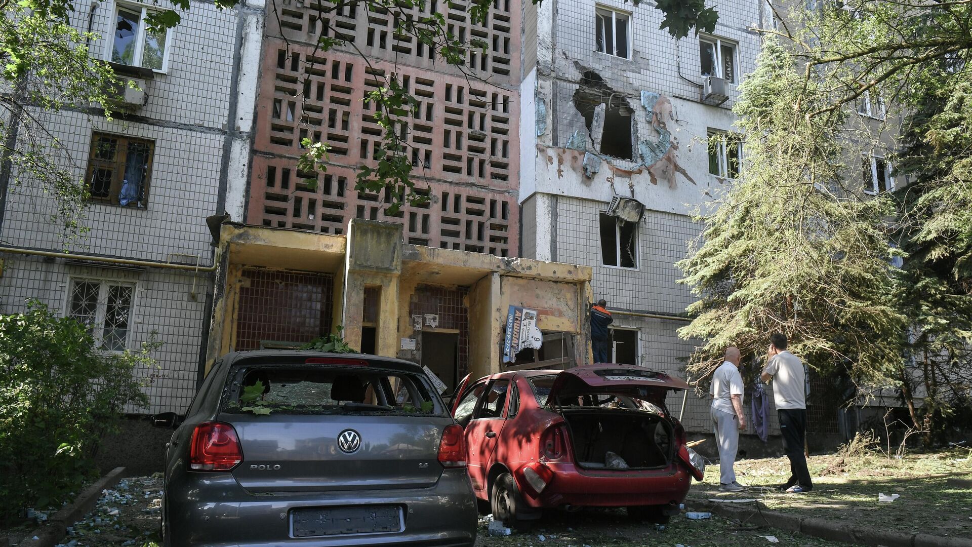 Поврежденные автомобили и жилой дом после обстрелов украинскими войсками в Петровском районе Донецка - РИА Новости, 1920, 08.06.2022