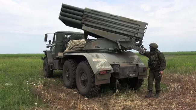 Военнослужащий подготавливает к стрельбе РСЗО Град в ходе специальной военной операции