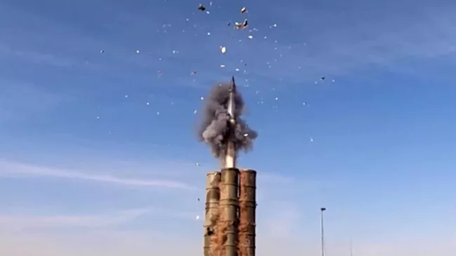 Ракета, выпущенная из зенитной ракетной системы С-300 ВС РФ. Скриншот видео