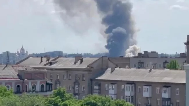 Последствия обстрела Донецка со стороны украинских войск. Кадр из видео очевидца