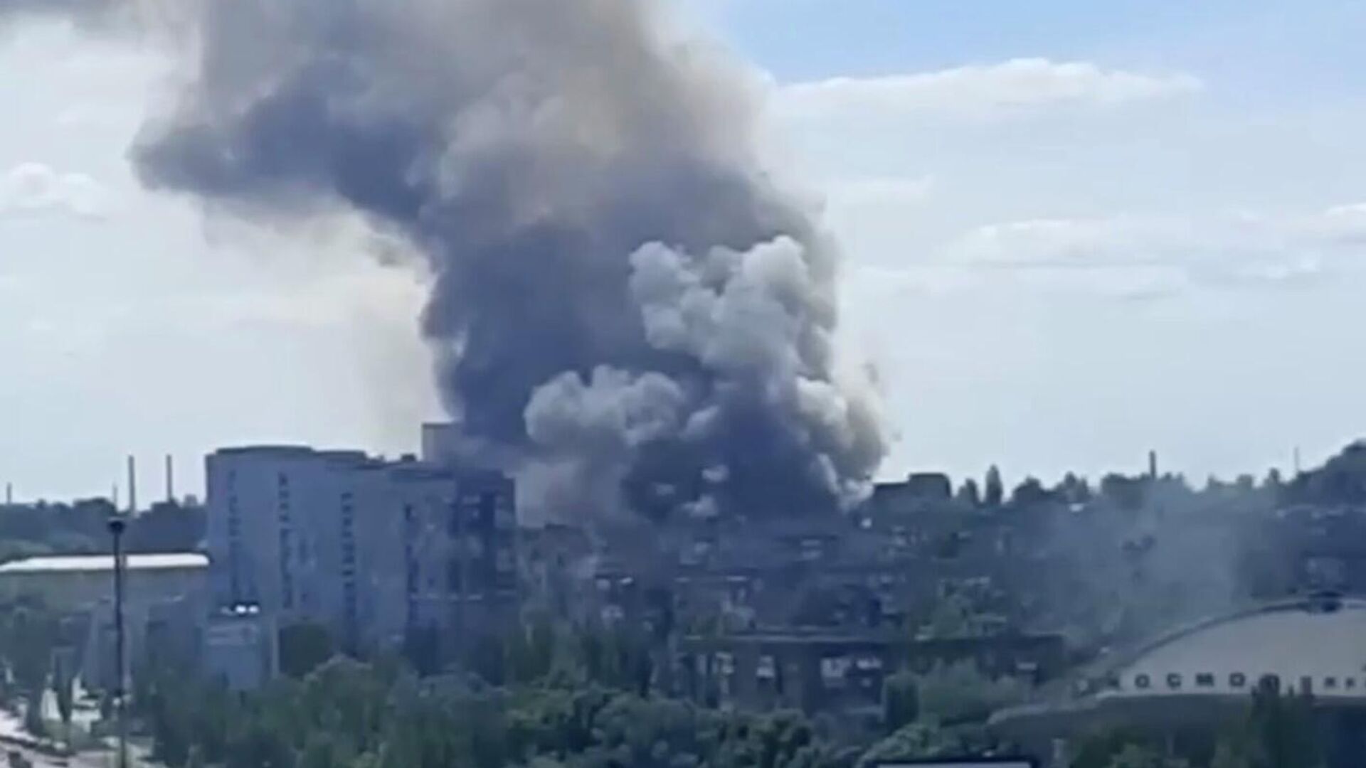 Последствия обстрела Донецка со стороны украинских войск. Кадр из видео очевидца - РИА Новости, 1920, 08.06.2022