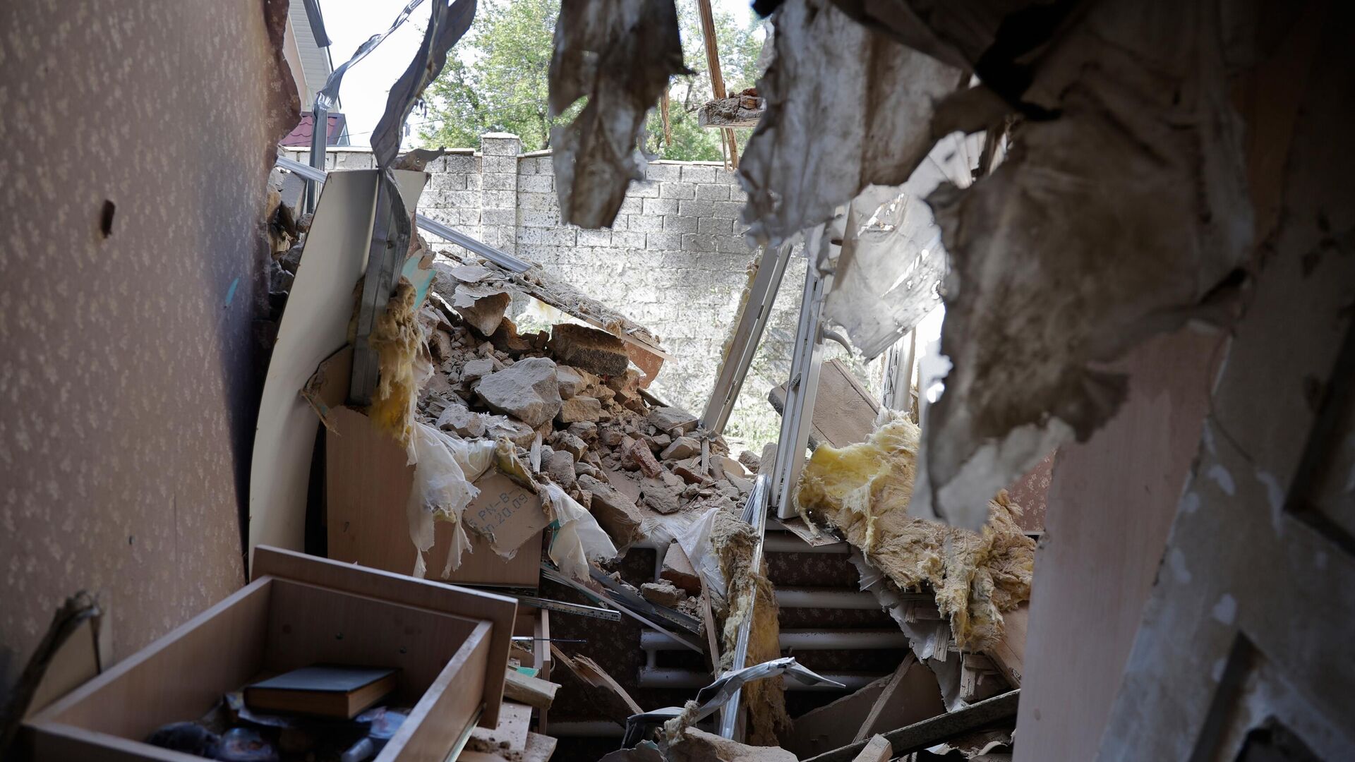 Дом в Донецке, в который попал снаряд - РИА Новости, 1920, 10.06.2022