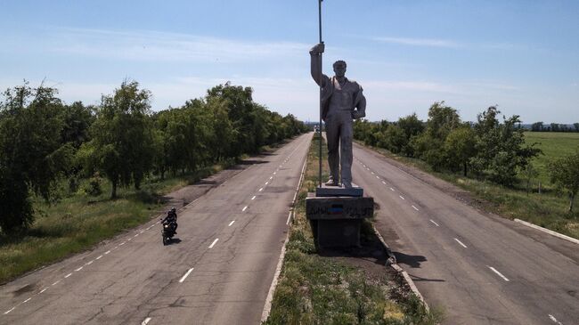 Памятник Сталевар на въезде в Мариуполь