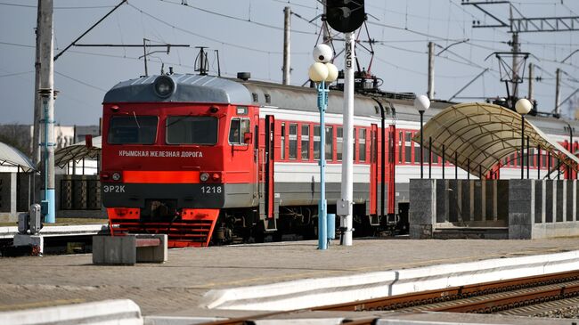 Поезд на железнодорожном вокзале в Евпатории