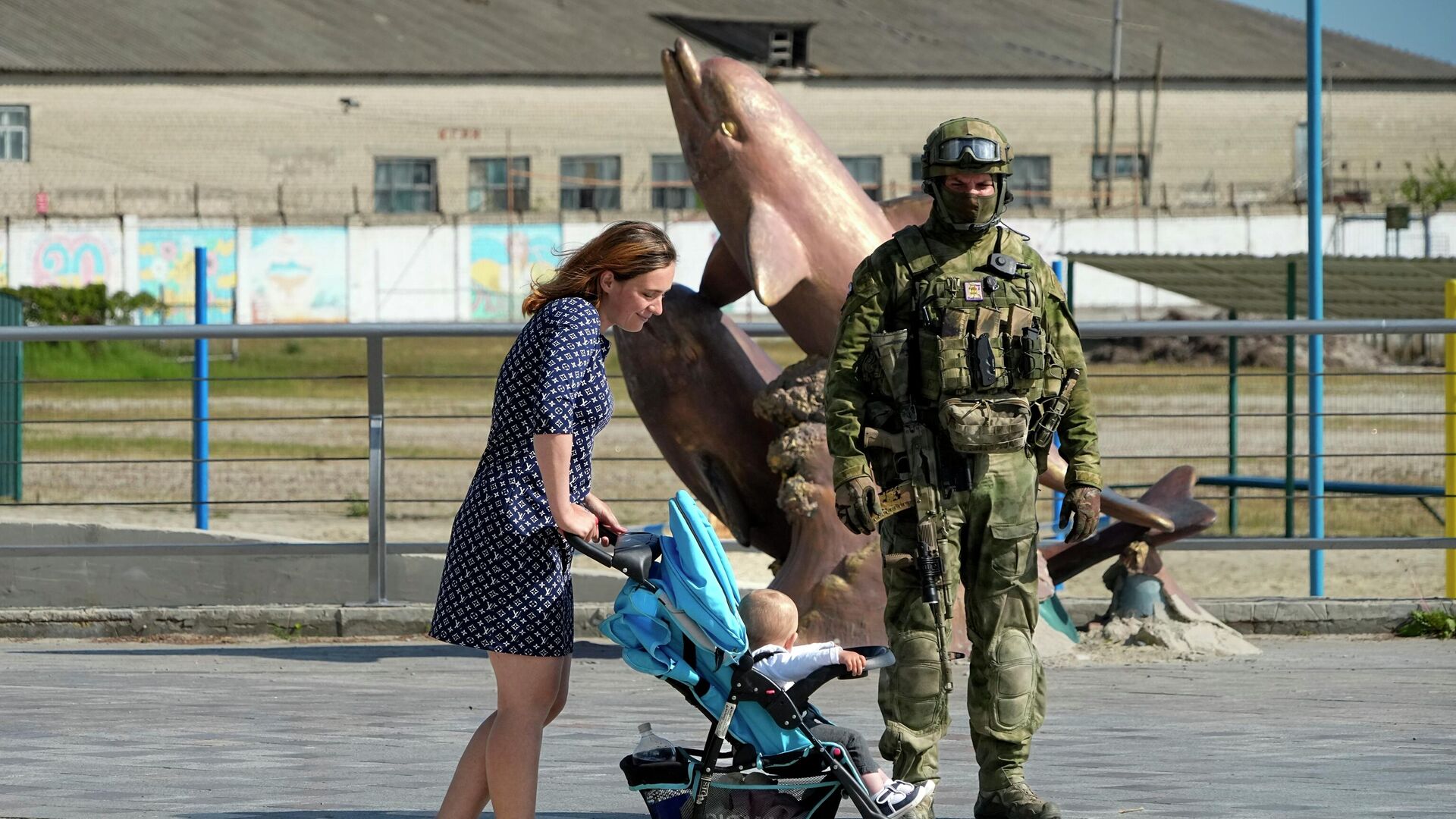 Женщина с ребенком и военный в Херсоне - РИА Новости, 1920, 24.06.2022