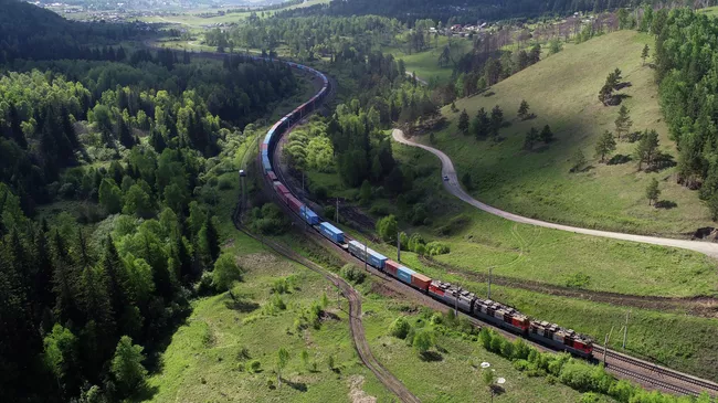 Товарный поезд дальнего следования на Транссибирской железнодорожной магистрали в Берёзовском районе Красноярского края
