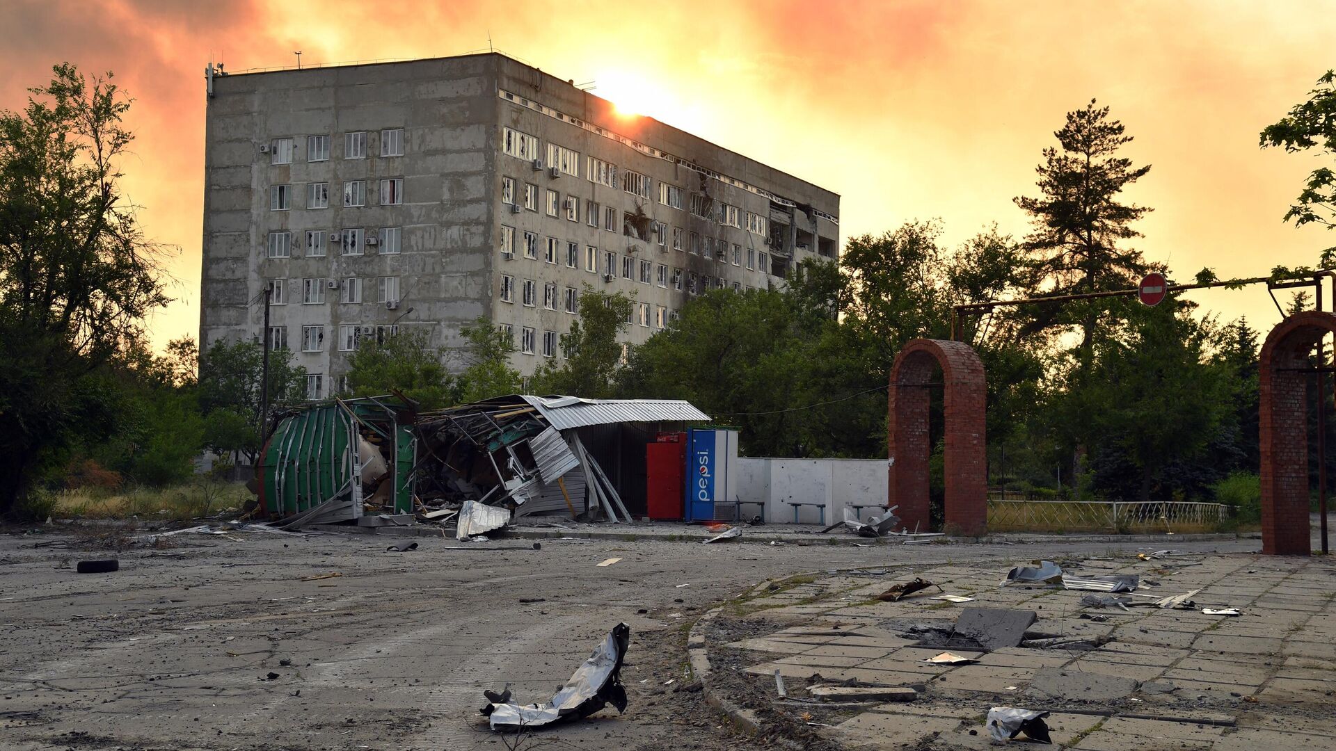 Здание больницы в Северодонецке, поврежденное в результате обстрелов - РИА Новости, 1920, 19.06.2022