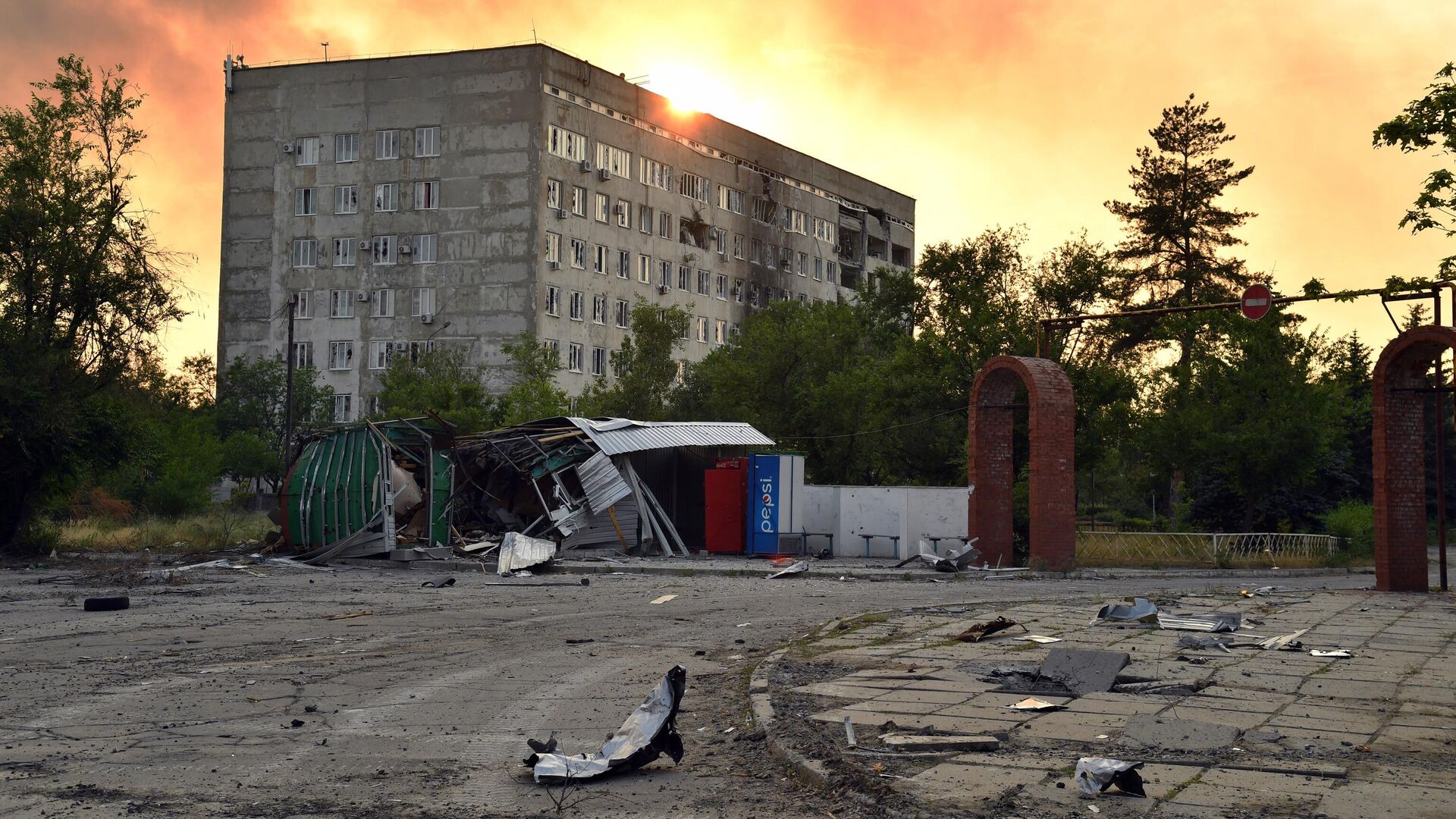 Здание больницы в Северодонецке, поврежденное в результате обстрелов - РИА Новости, 1920, 19.06.2022