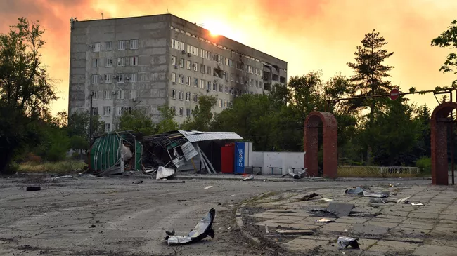 Здание больницы в Северодонецке, поврежденное в результате обстрелов