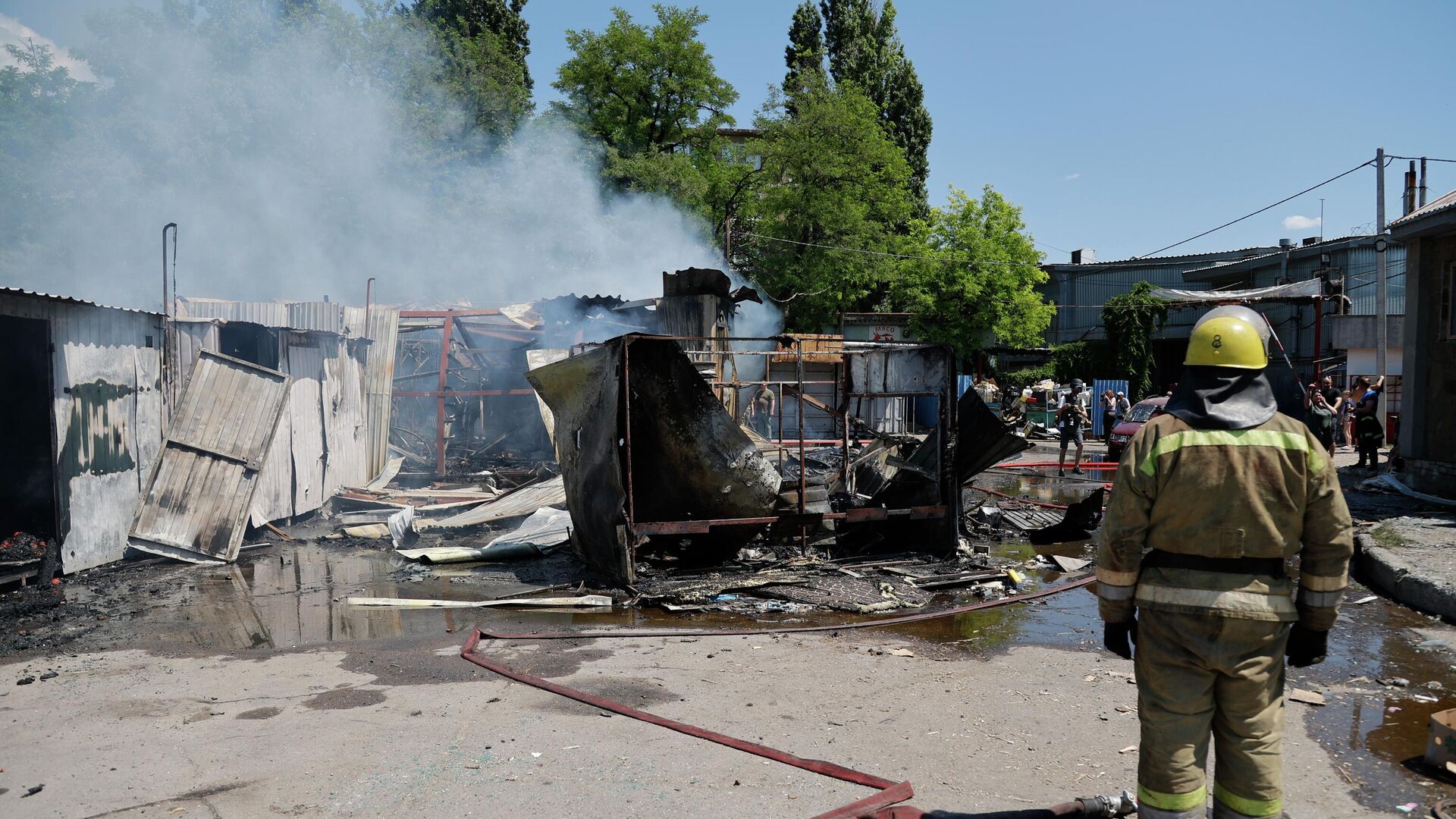 Сгоревшие палатки на рынке в Буденновском районе Донецка после обстрелов со стороны ВСУ  - РИА Новости, 1920, 13.06.2022