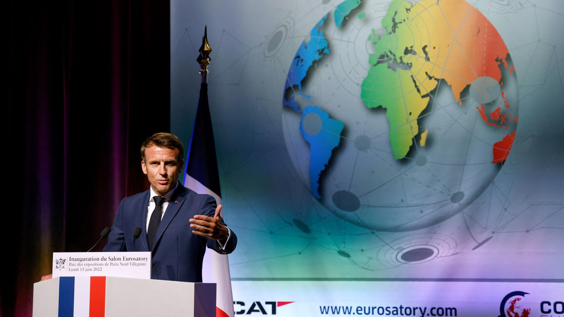 Президент Франции Эммануэль Макрон во время выступления на открытии международной выставки оружейной промышленности Eurosatory 2022 - РИА Новости, 1920, 14.06.2022