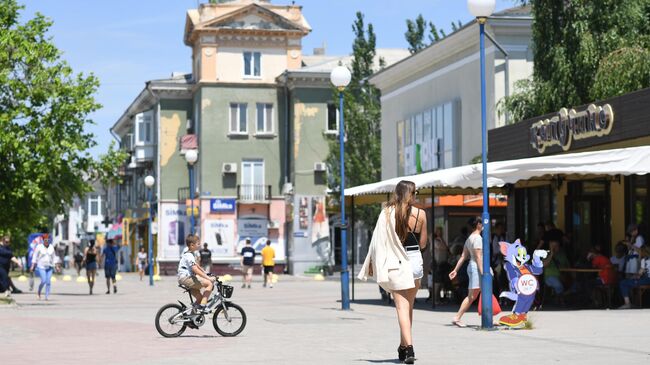 Местные жители в центре Бердянска