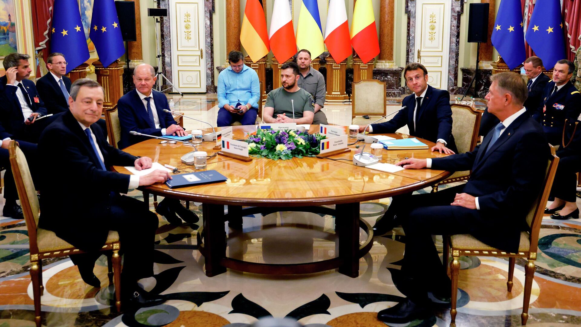 Президент Украины Владимир Зеленский во время встречи с президентом Франции Эммануэлем Макроном, канцлером ФРГ Олафом Шольцем, премьер-министром Италии Марио Драги и президентом Румынии Клаусом Йоханнисом в Киеве - РИА Новости, 1920, 16.06.2022