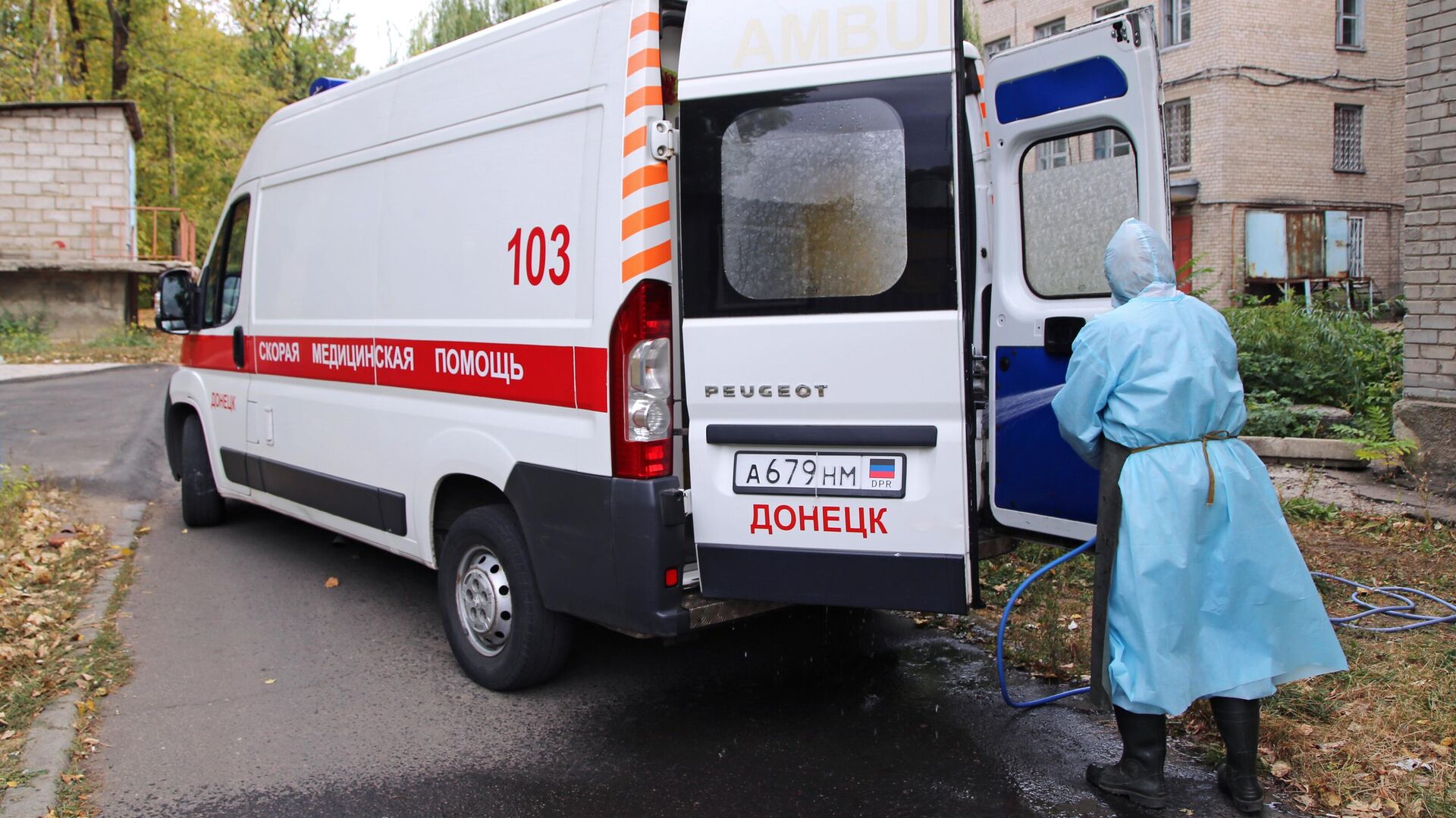 Автомобиль скорой помощи на территории Центральной городской больницы №1 в Донецке - РИА Новости, 1920, 16.06.2022