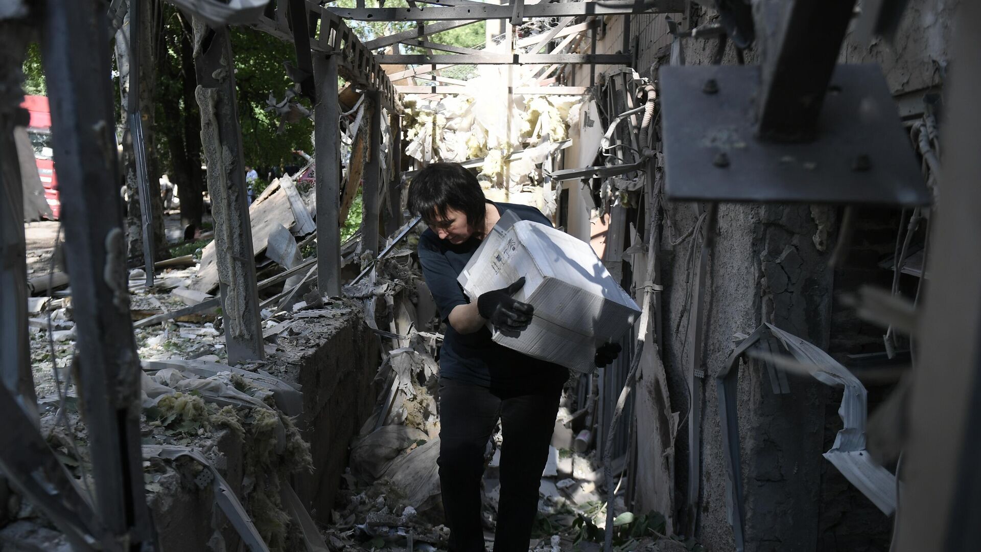 Женщина на месте обстрела ВСУ в центре Донецка Женщина на месте обстрела ВСУ в центре Донецка - РИА Новости, 1920, 20.06.2022