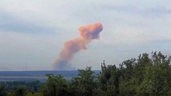 Дым от взрыва в районе Северодонецка. Кадр из видео очевидца