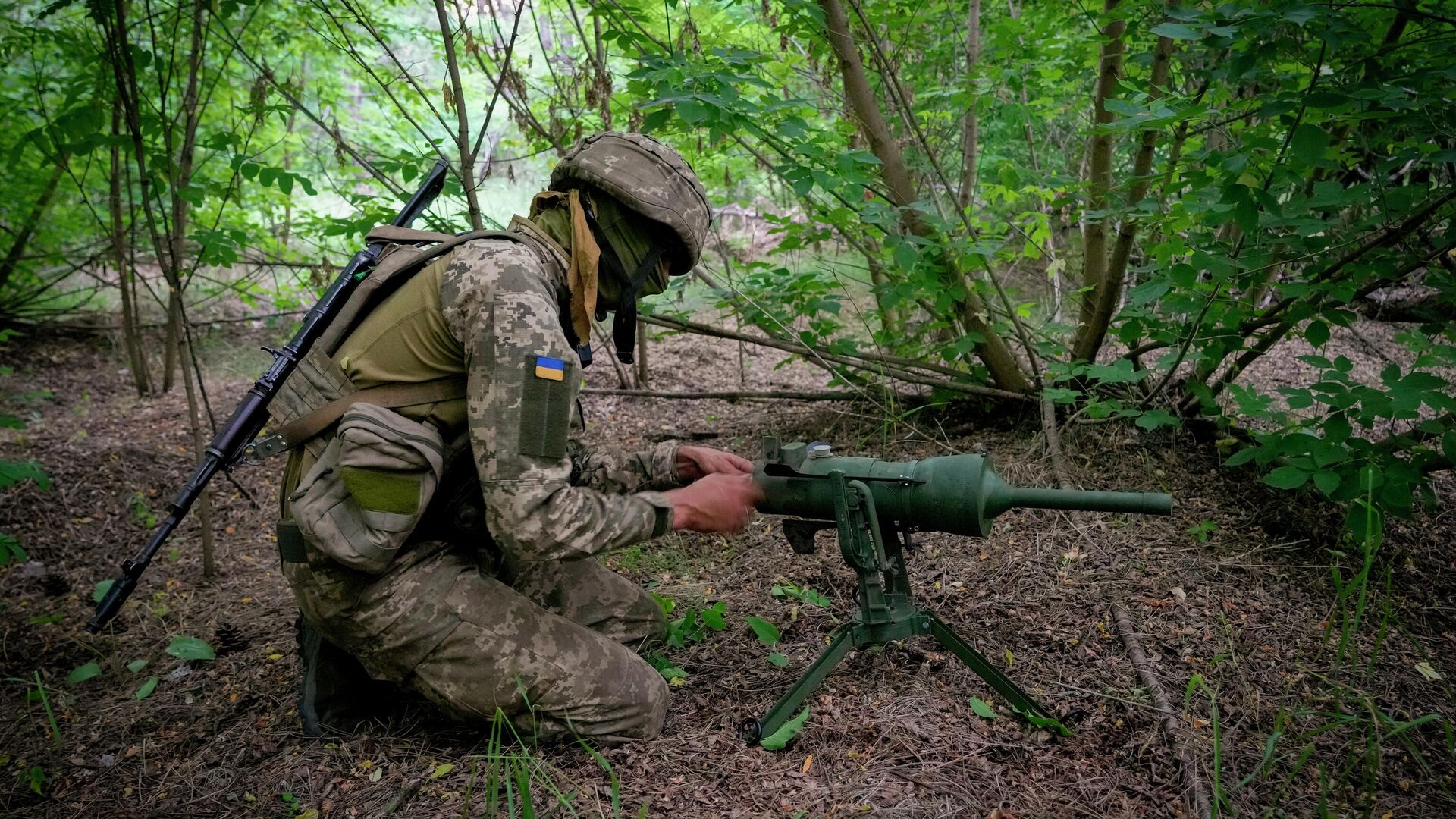 Военнослужащий Украины устанавливает немецкую противотанковую мину в Донецкой области - РИА Новости, 1920, 29.06.2022