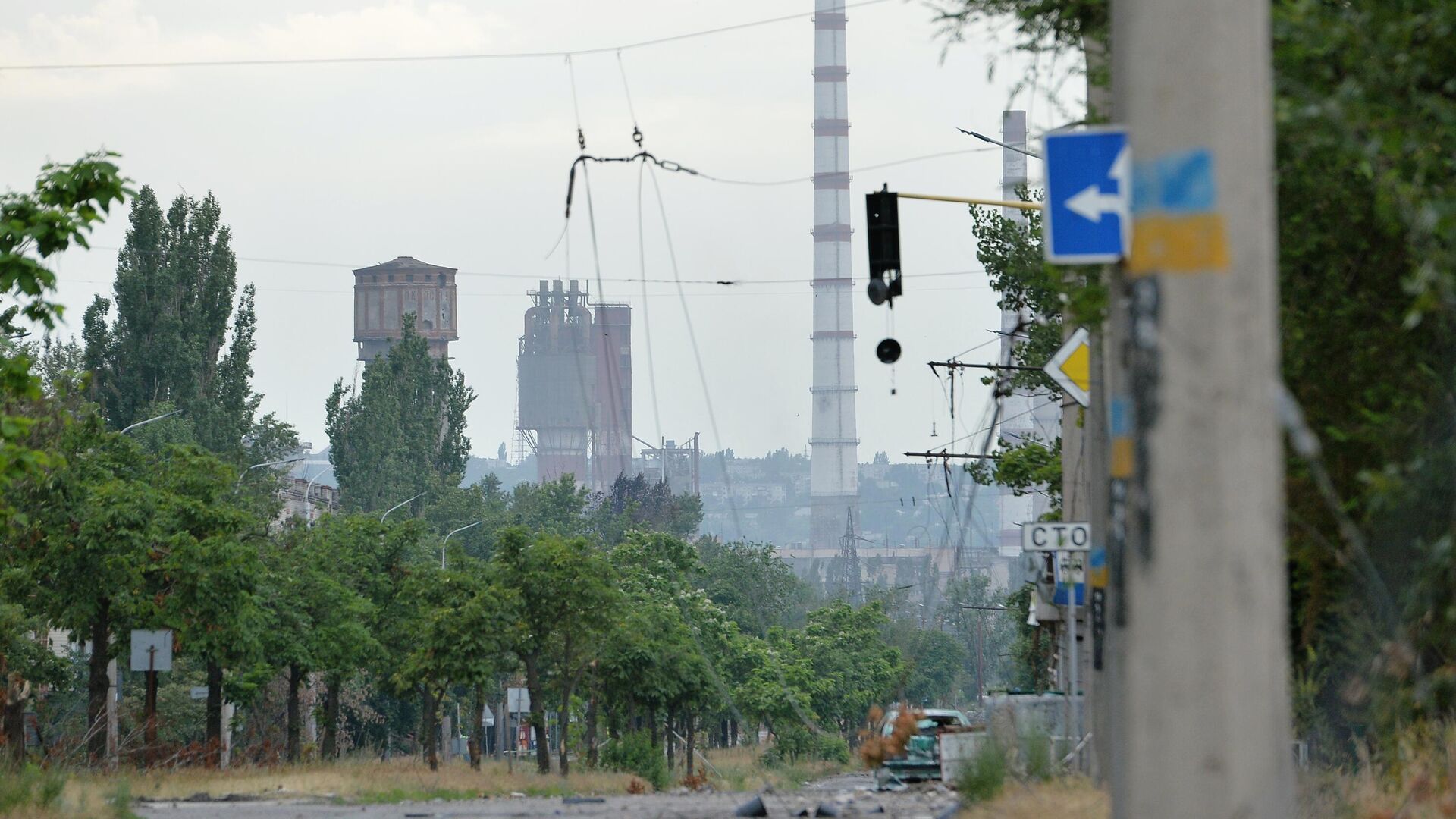 Улица, ведущая к химическому комбинату Азот в Северодонецке - РИА Новости, 1920, 26.06.2022