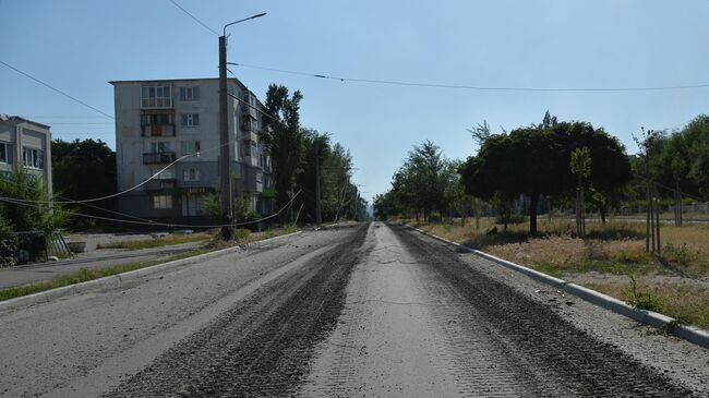 Разбитая гусеницами танков проезжая часть дороги в Северодонецке