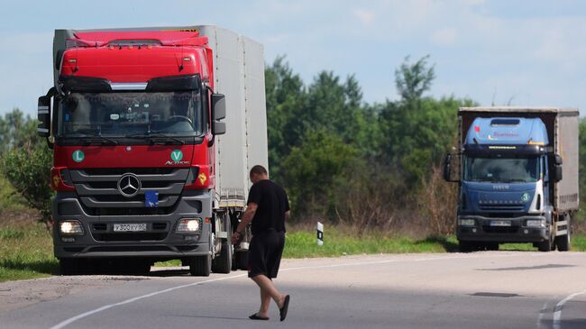 Грузовые автомобили у КПП Чернышевское в Калининградской области