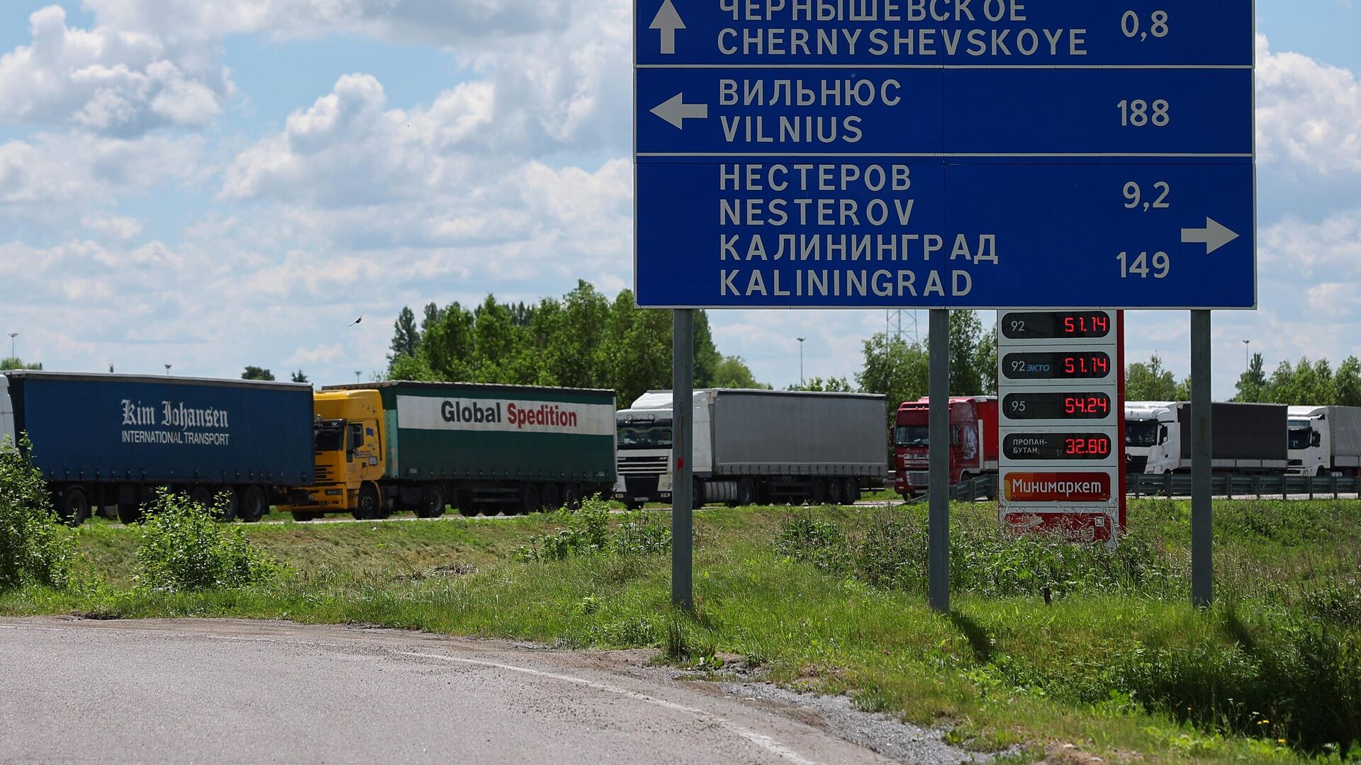 Грузовые автомобили у КПП Чернышевское в Калининградской области - РИА Новости, 1920, 05.08.2022