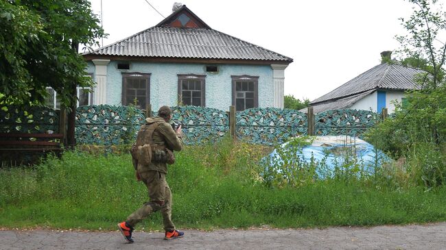 Боец Народной милиции ЛНР проводит зачистку Горского