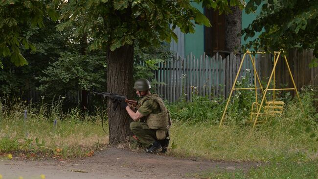 Боец Народной милиции ЛНР на позиции. Архивное фото.