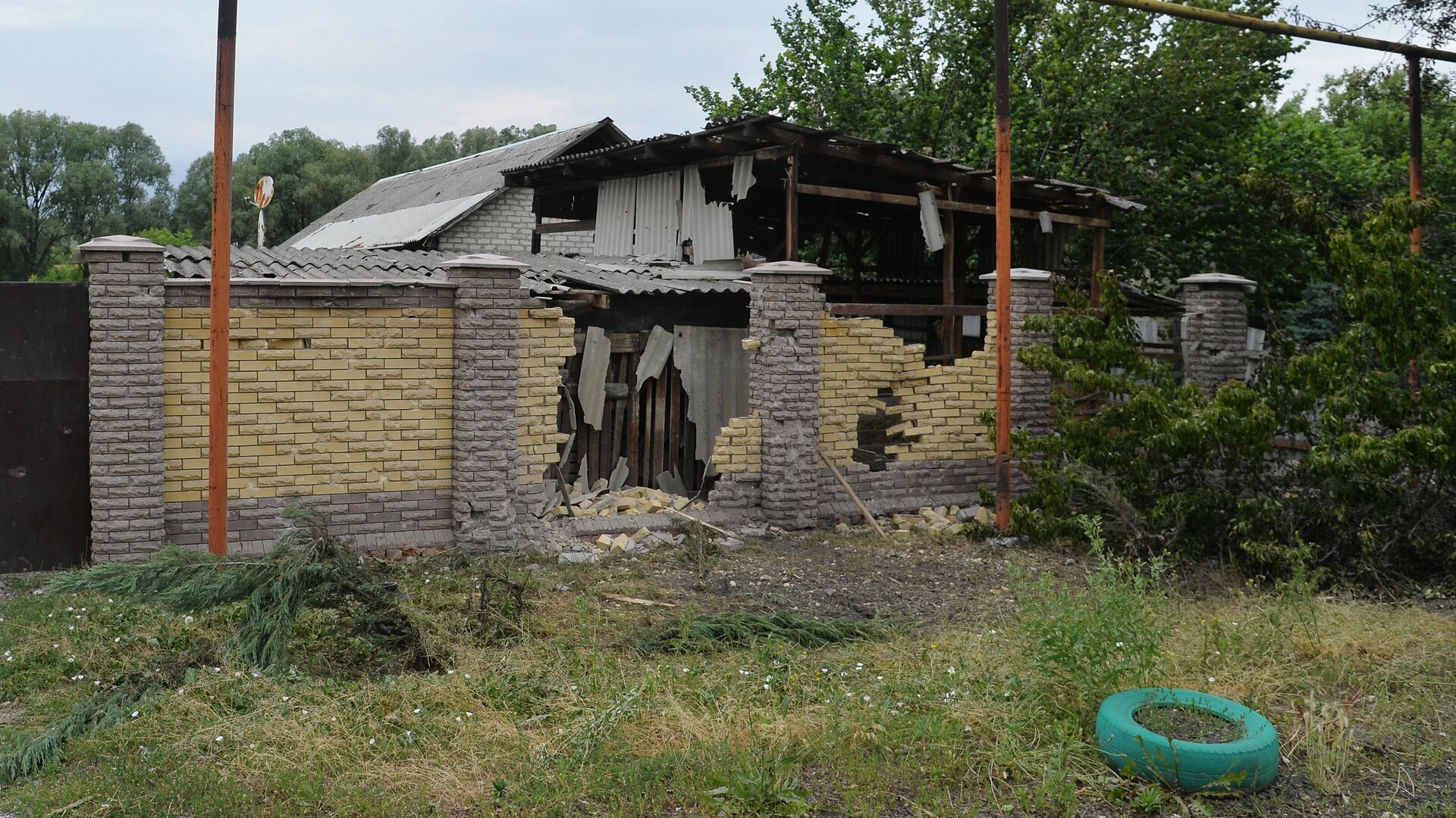 Разрушенный дом в поселке Ивановка (окраина города Горское). Архивное фото - РИА Новости, 1920, 23.08.2024