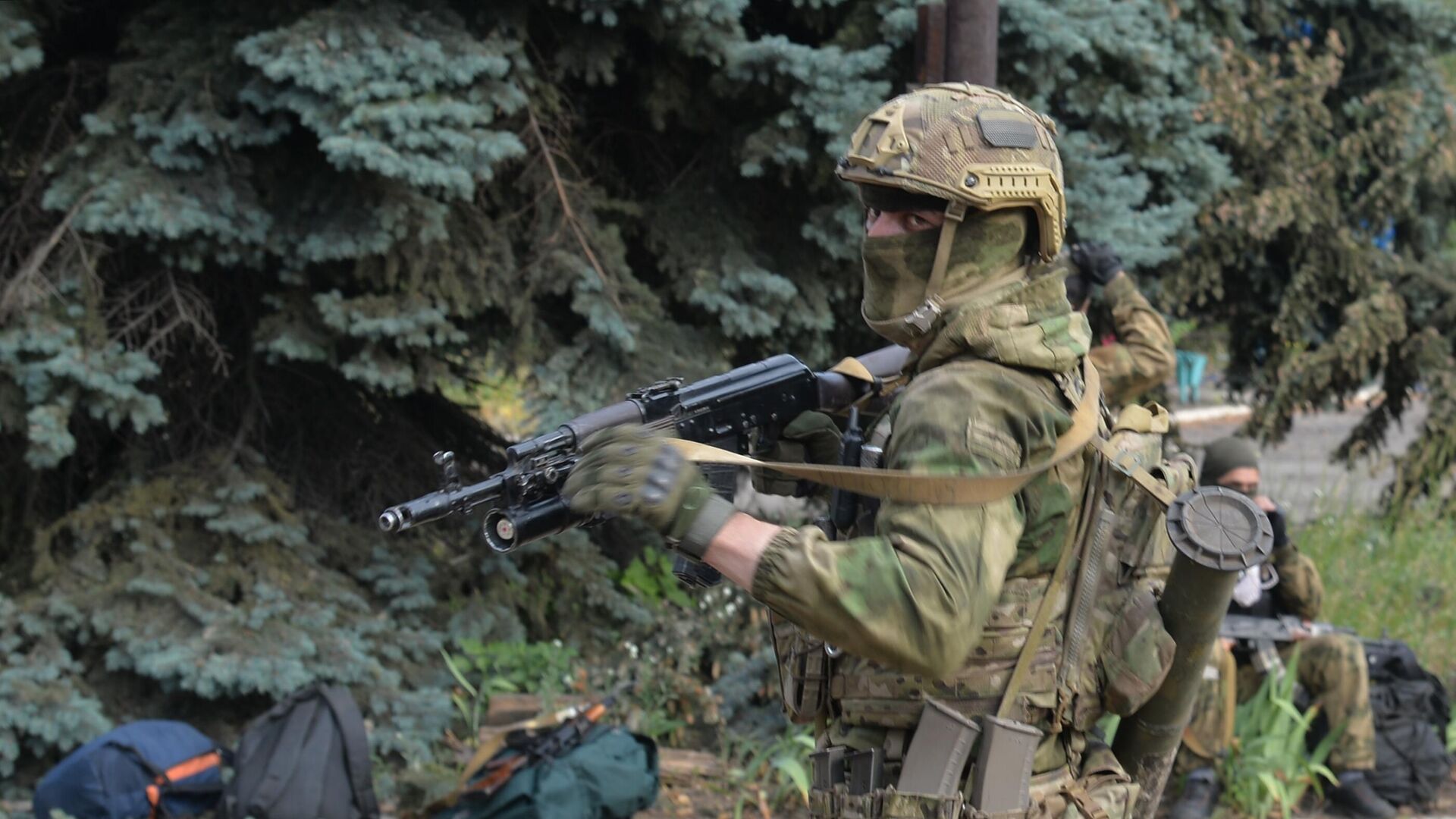 Боец подразделения полка полиции специального назначения имени Героя России Ахмата-Хаджи Кадырова МВД Чеченской Республики в ходе зачистки села Золотое-2 и шахты Карбонит - РИА Новости, 1920, 27.06.2022