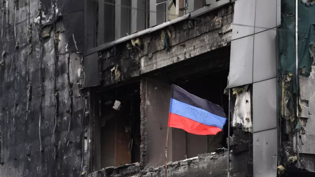 Флаг ДНР на разрушенном здании в Мариуполе