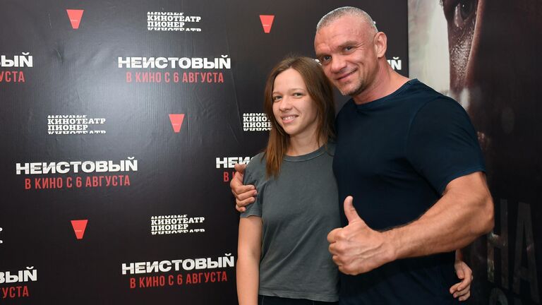 Адриан Николь Куколд порно Қиярмен жыныстық қатынас