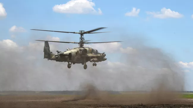 Ударный вертолет Ка-52 ВКС России над аэродромом базирования в зоне проведения специальной военной операции на Украине