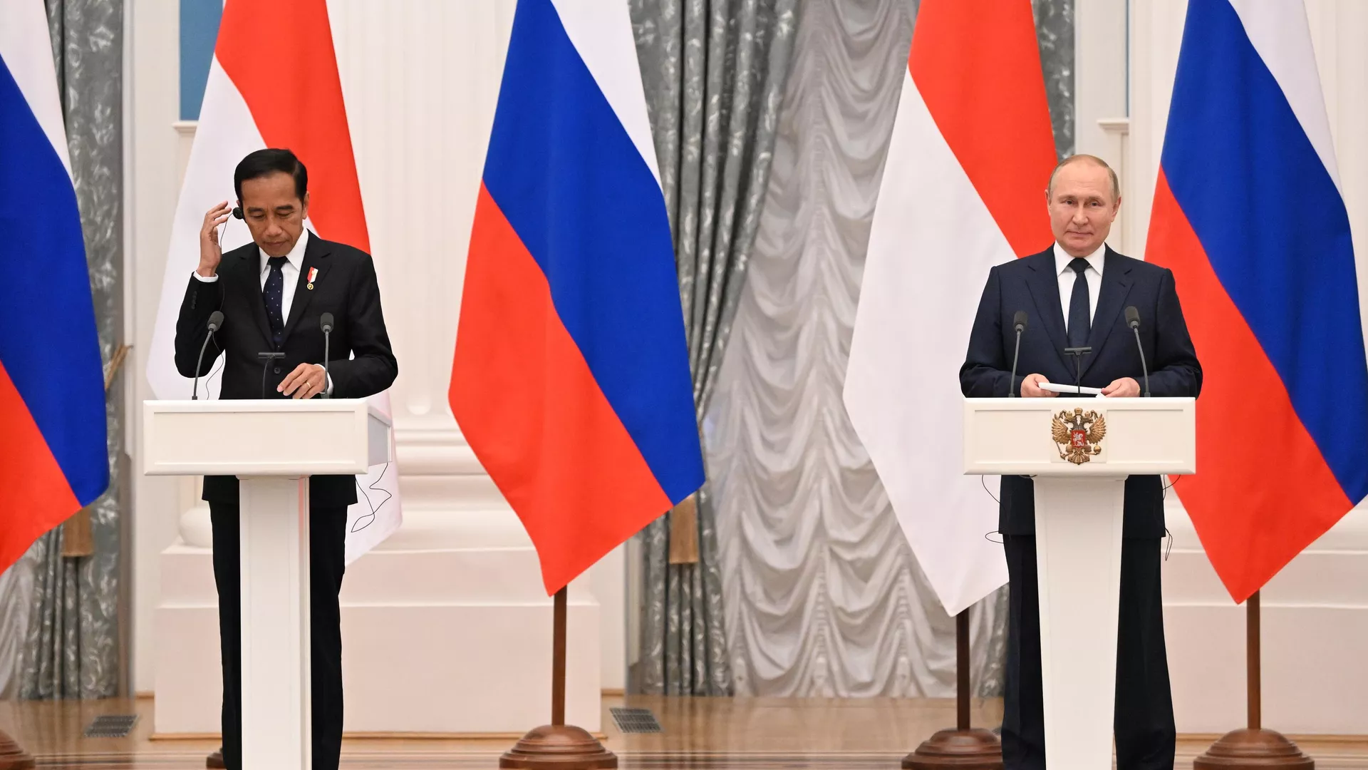 Президент РФ Владимир Путин и президент Индонезии Джоко Видодо на пресс-конференции по итогам встречи в Москве - РИА Новости, 1920, 30.06.2022