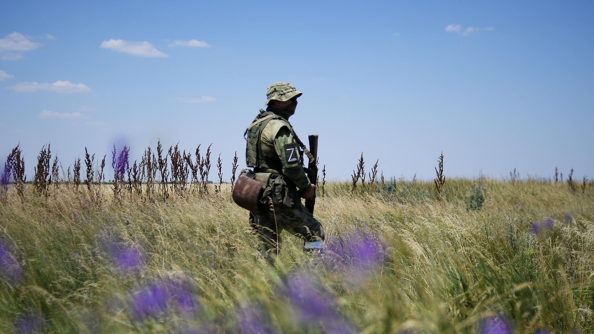 Военнослужащий ВС РФ во время сбора урожая пшеницы в Мелитопольском районе Запорожской области - РИА Новости, 1920, 23.07.2022