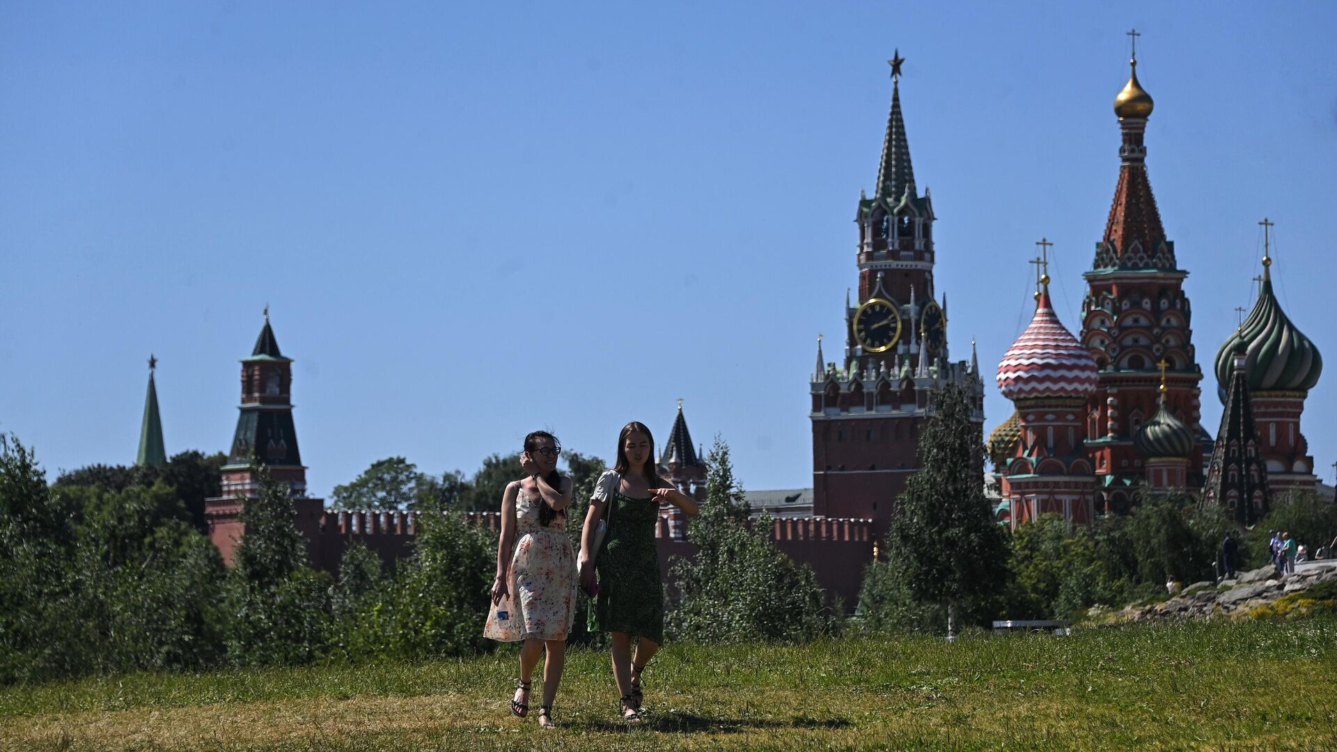 Девушки гуляют в природно-ландшафтном парке Зарядье в Москве - РИА Новости, 1920, 05.07.2022