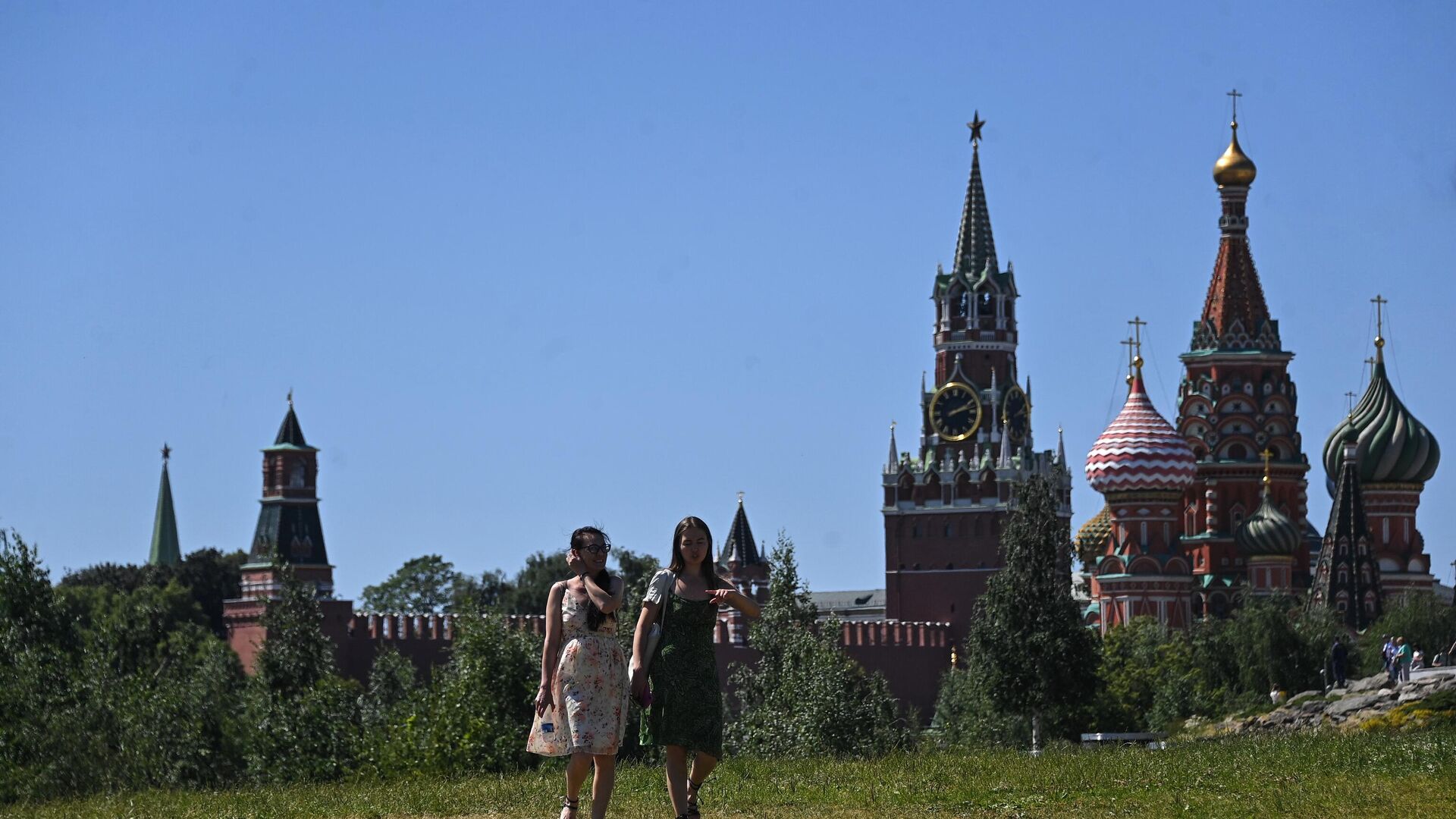 Девушки гуляют в природно-ландшафтном парке Зарядье в Москве - РИА Новости, 1920, 05.07.2022