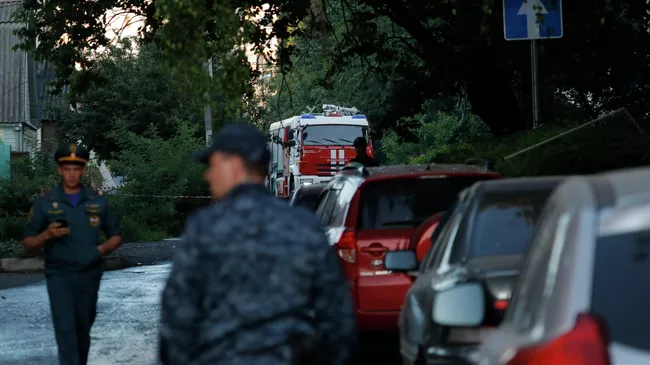Сотрудники МЧС РФ рядом с пострадавшими жилыми домами в Белгороде
