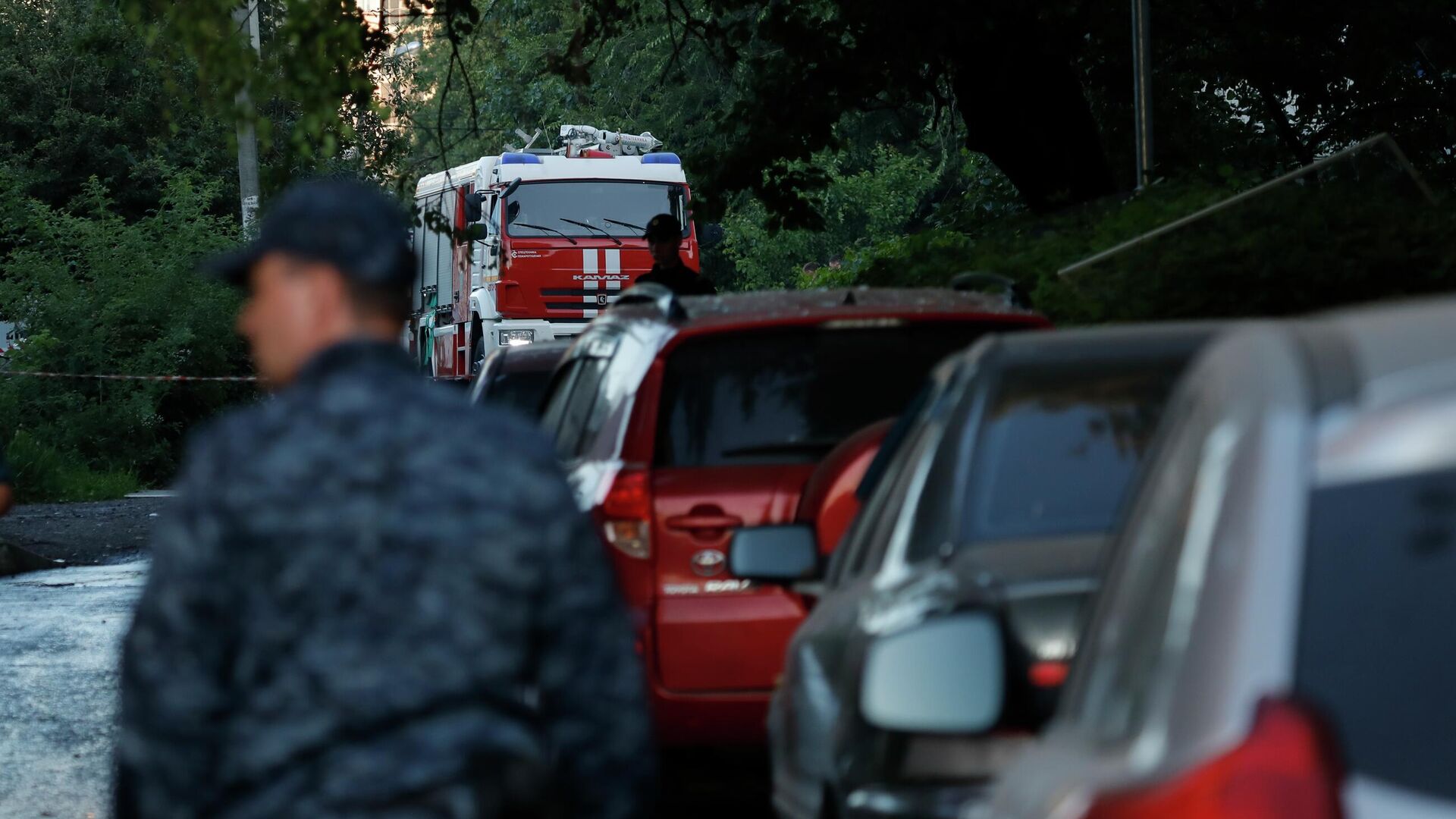 Сотрудники МЧС РФ рядом с пострадавшими жилыми домами в Белгороде - РИА Новости, 1920, 03.07.2022