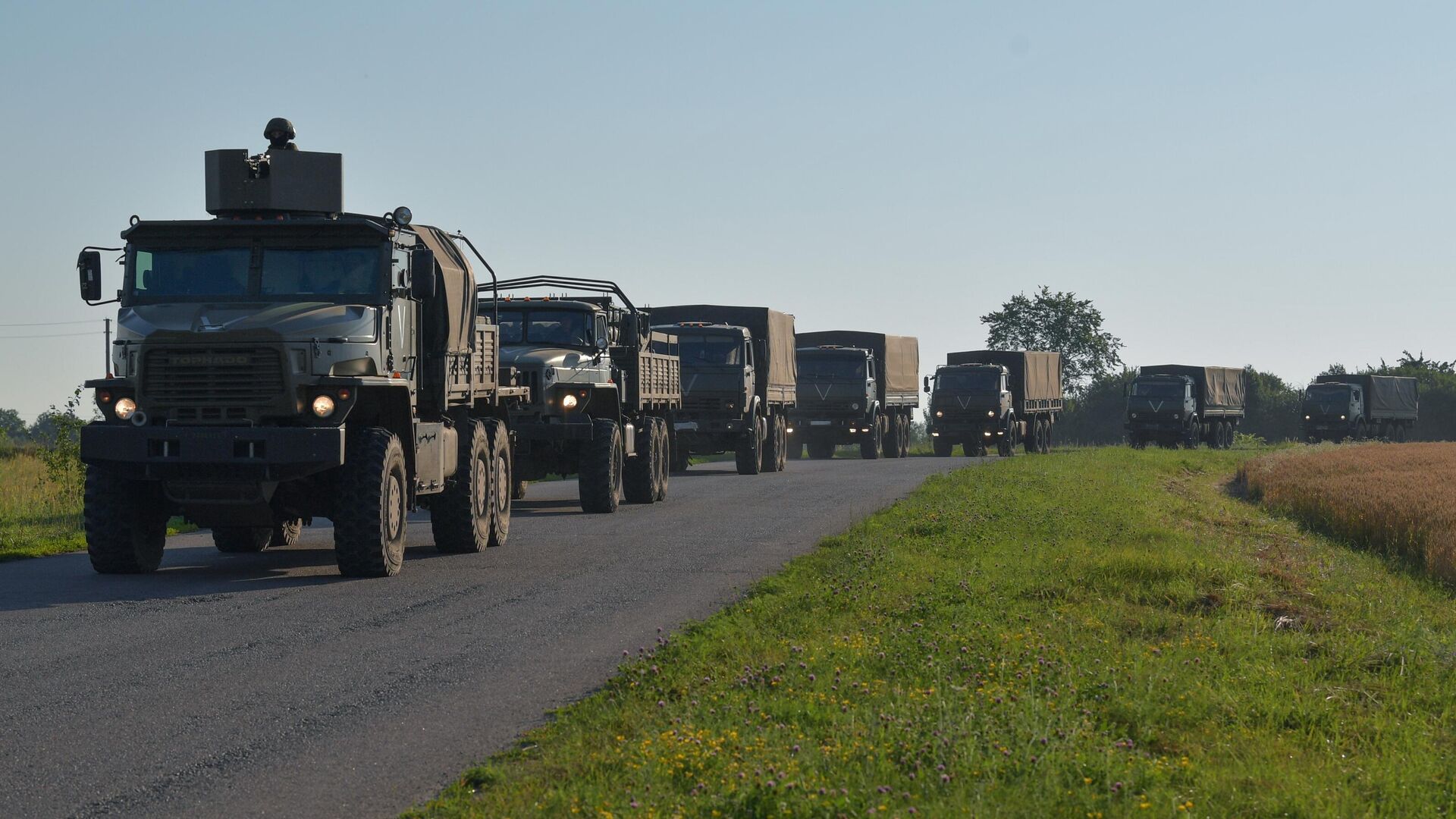 Колонна автомобилей ВС РФ с боеприпасами движется в зону проведения специальной военной операции - РИА Новости, 1920, 10.07.2022