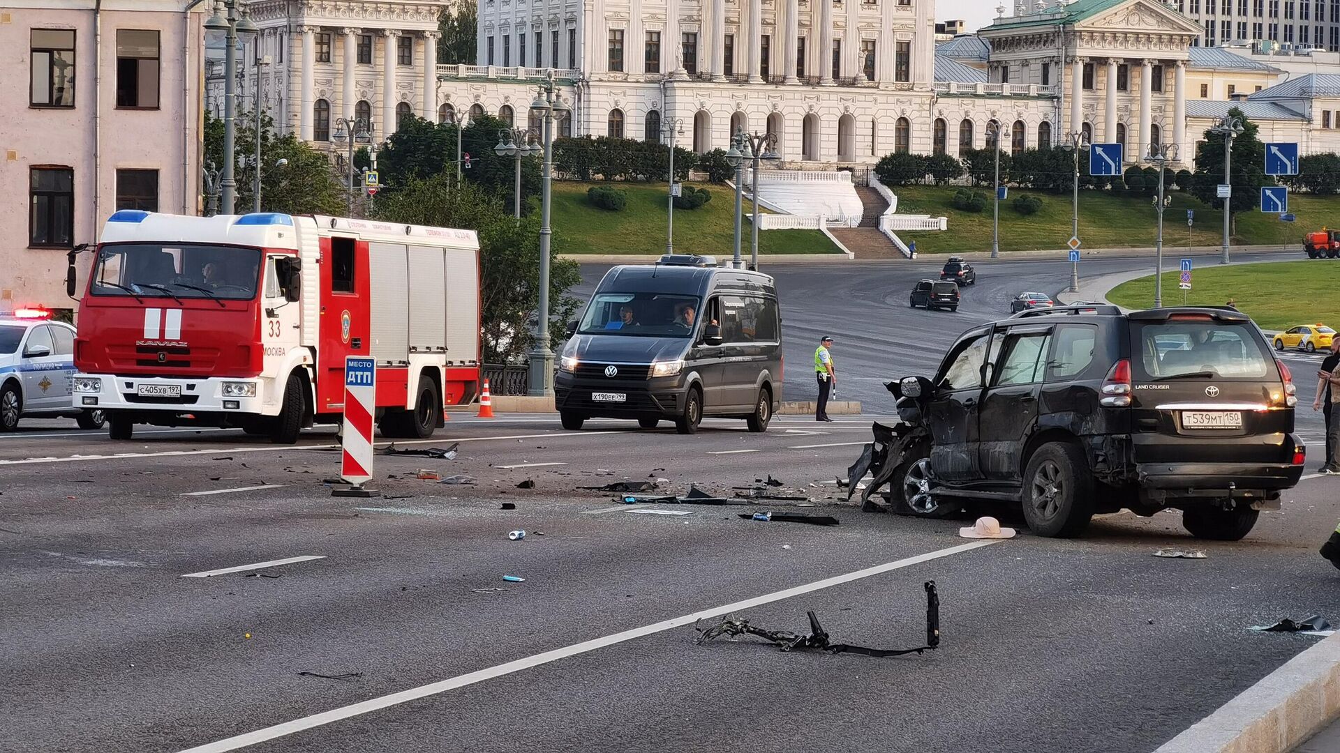 Последствия смертельного ДТП с участием двух автомобилей на Большом Каменном мосту - РИА Новости, 1920, 07.07.2022